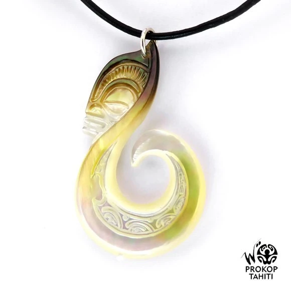 Pendentif Nacre Gravee Prokop Tahiti Hamecon Tiki Ht9 3 Pendentif Nacre Gravee Prokop Tahiti Hamecon Tiki Ht9